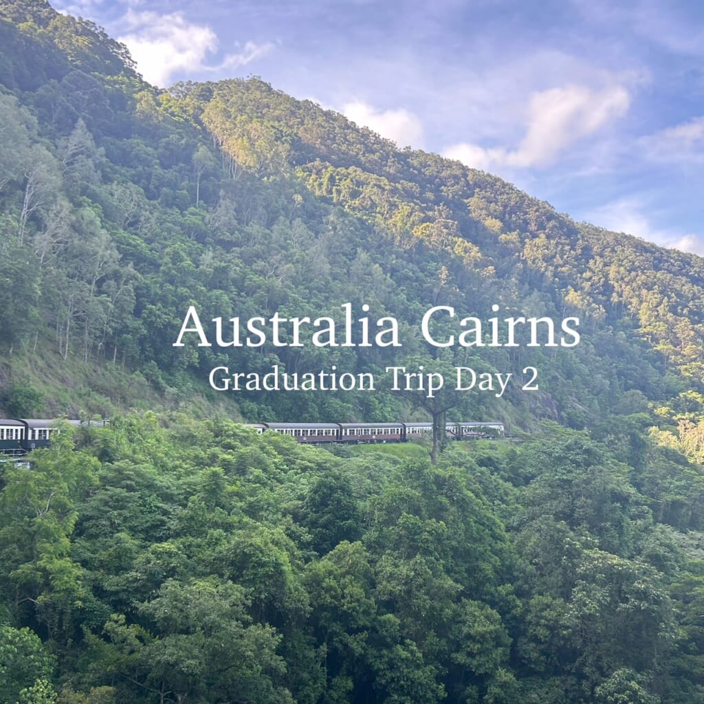 大自然の中をレトロな列車が走っている写真