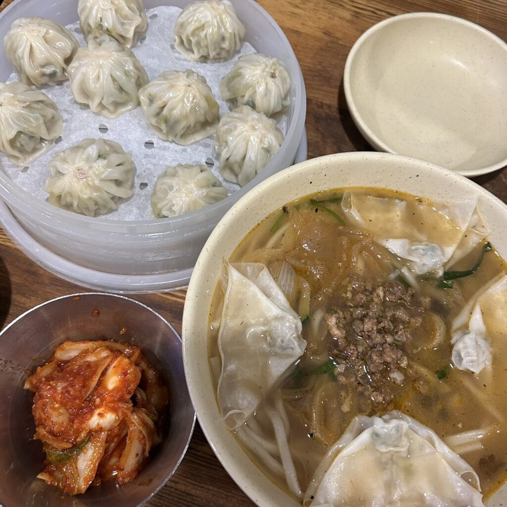 大学生エディターズ 明洞おすすめグルメ 「明洞餃子」のカルグクスやマンドゥ