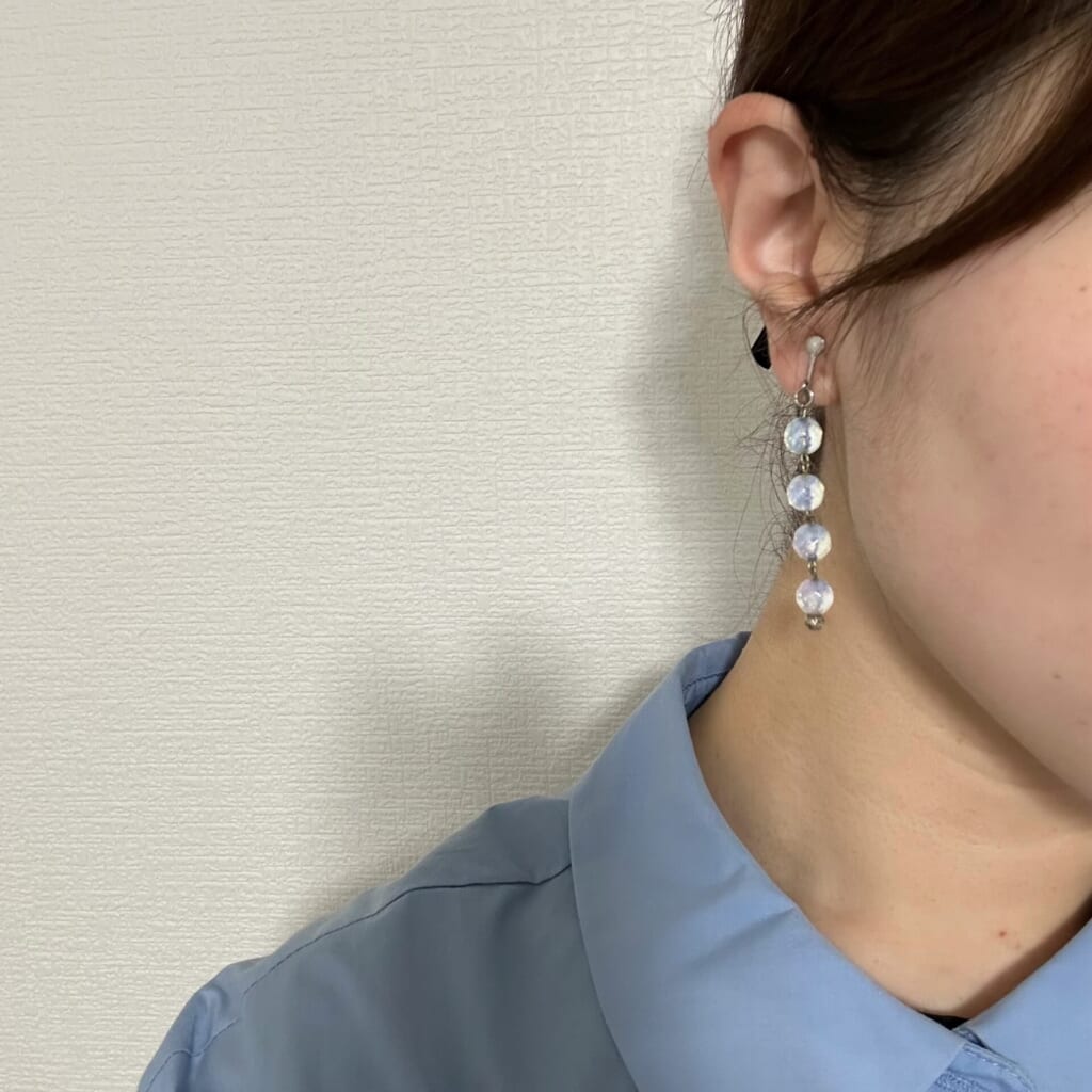 青シャツにドロップモチーフのピアス/イヤリングを合わせたコーディネート