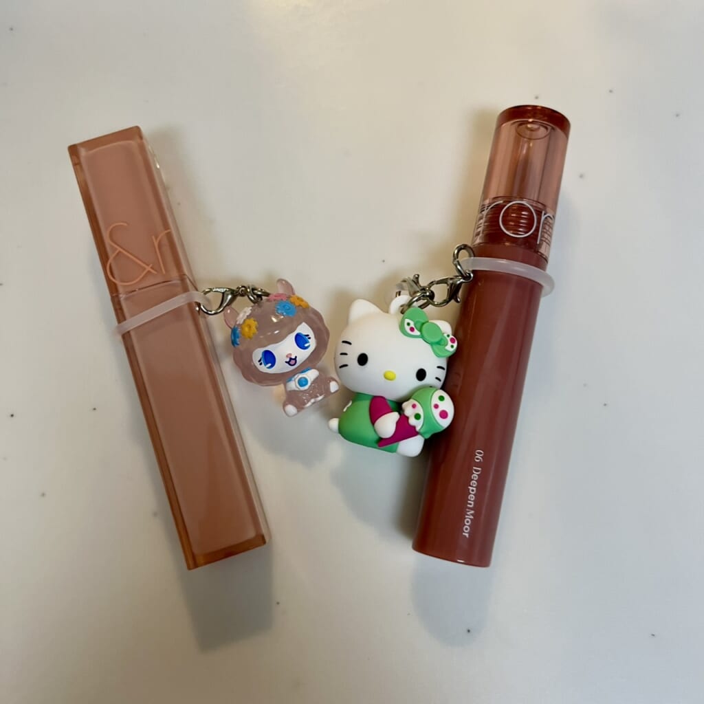 ロムアンドのグロスとリップ、ジュエルペットのガチャガチャと今回のキティのチャーム。