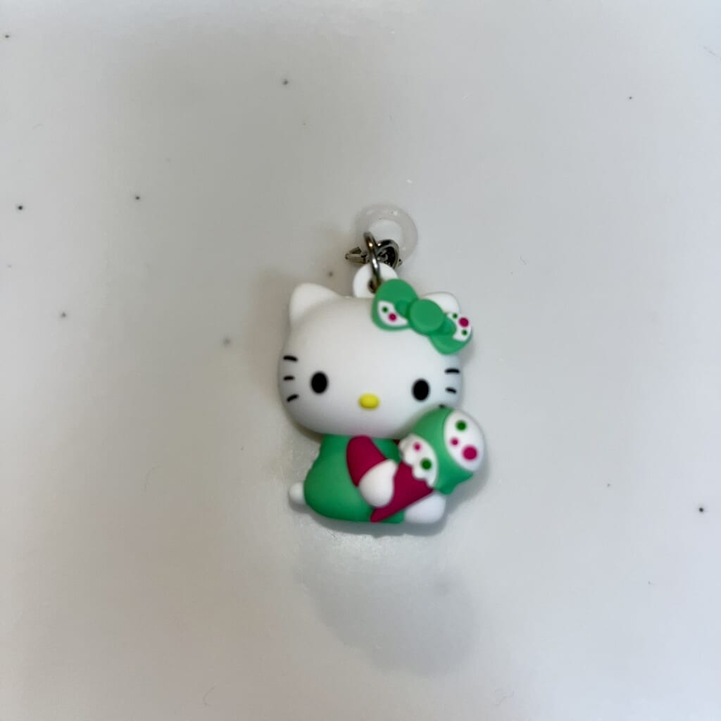 サーティーワンアイスクリームとハローキティのコラボ。スペシャルダブルカップについてくるチャーム単体の写真。