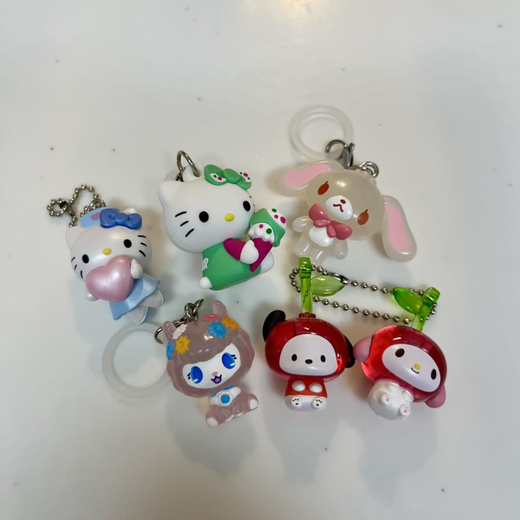 今回のキティチャームと、そのほかのめじるしアクセサリーやガチャガチャ。
