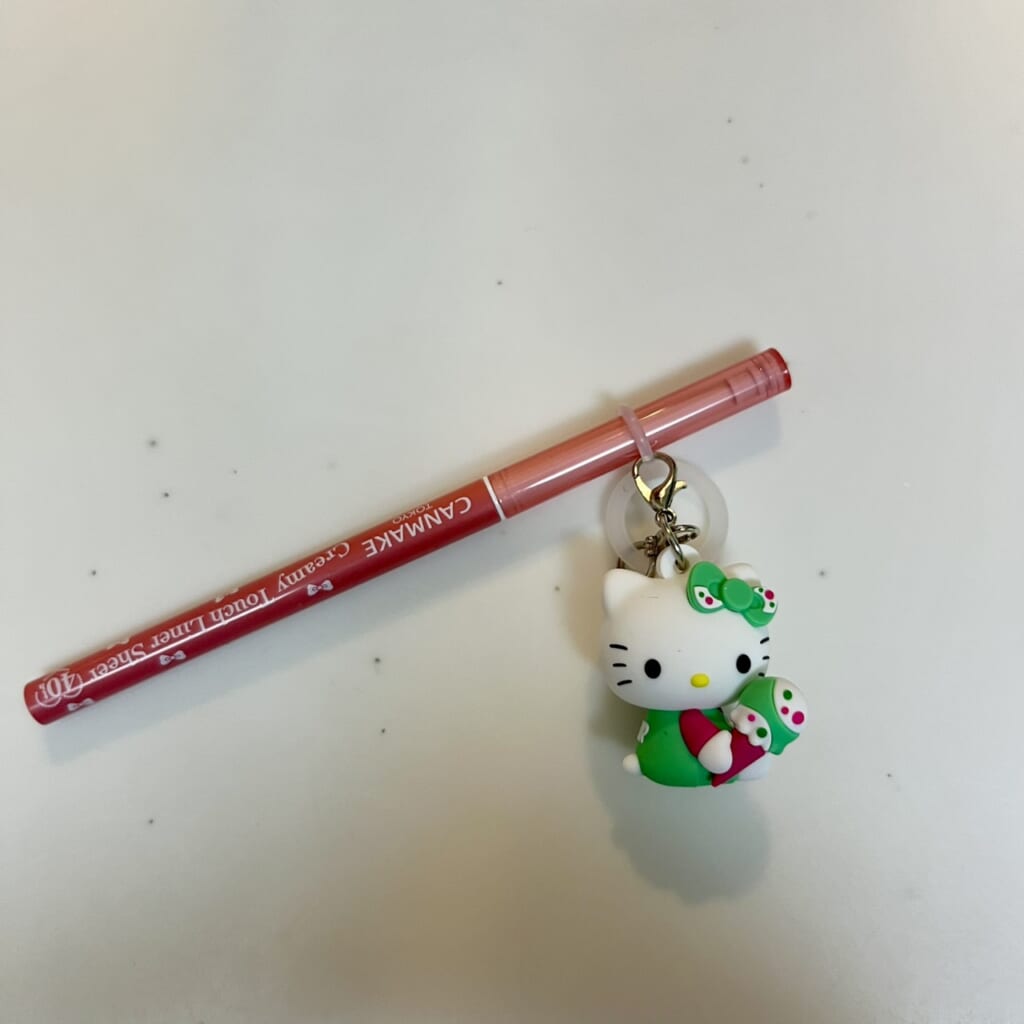 CANMAKEのクリーミータッチライナーシア―とハローキティのアイスクリームチャーム。