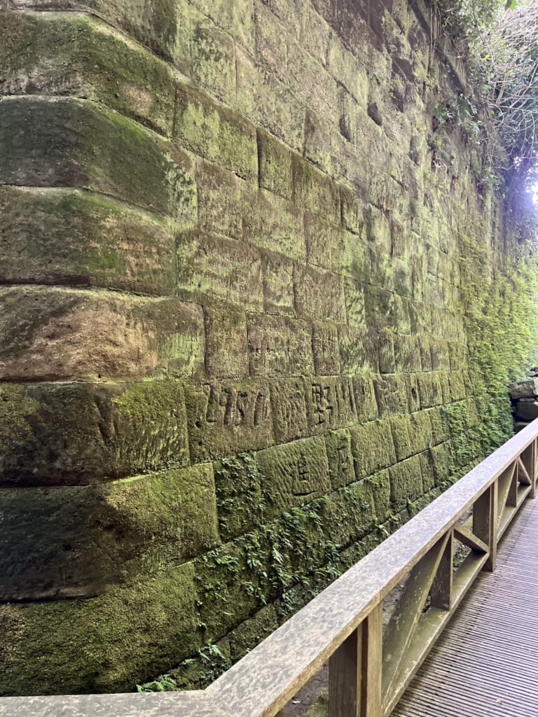 猿島 謎の壁文字