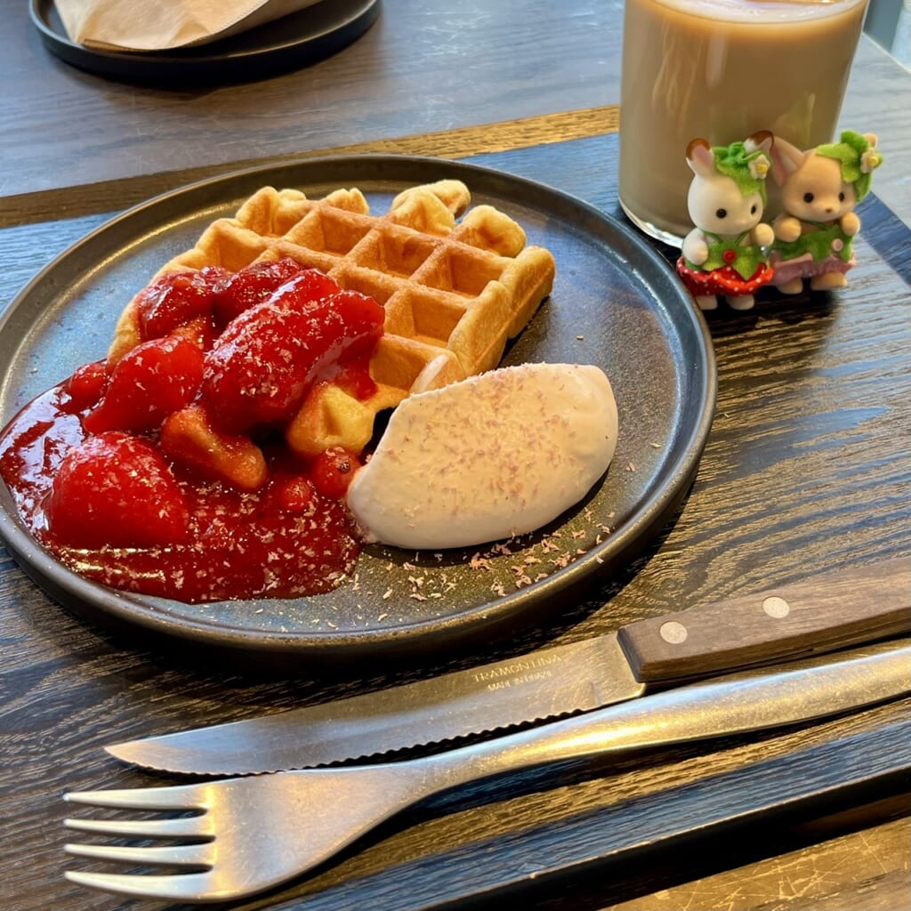 ブルーボトルコーヒー代官山店での写真。ワッフルプレートストロベリー＆ストロベリークリーム、アイスラテを注文。アイスラテの手前に『あつまれ！赤ちゃんセット‐いちご‐』が２体います。