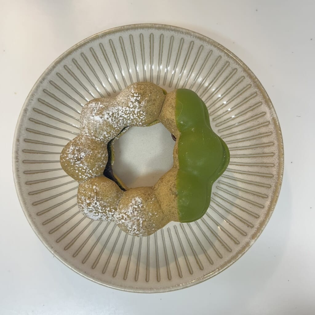 ポン・デ・宇治抹茶 あずき抹茶わらびもちの上からの写真。