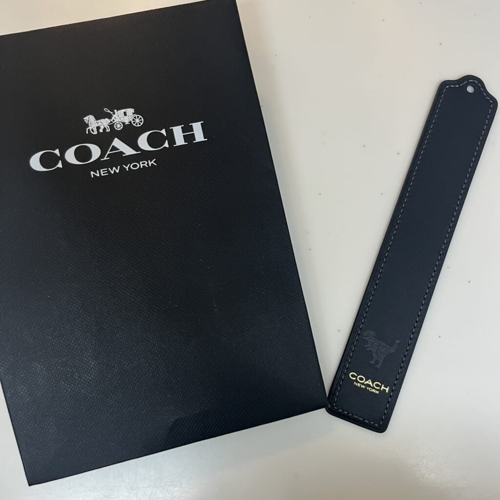 ⑧COACHの『レザーブックマーク』の実物写真。