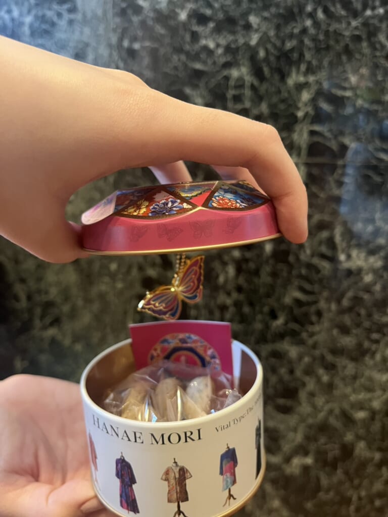 クッキー缶のふたが開けられている。
蝶のチャームがぶら下がっている
