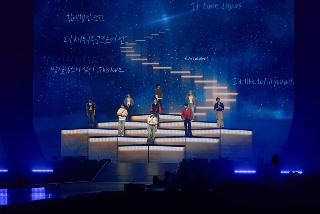 カジュアルな衣装のZEROBASEONE