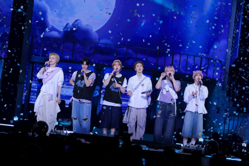 紙吹雪の中、歌うTWS