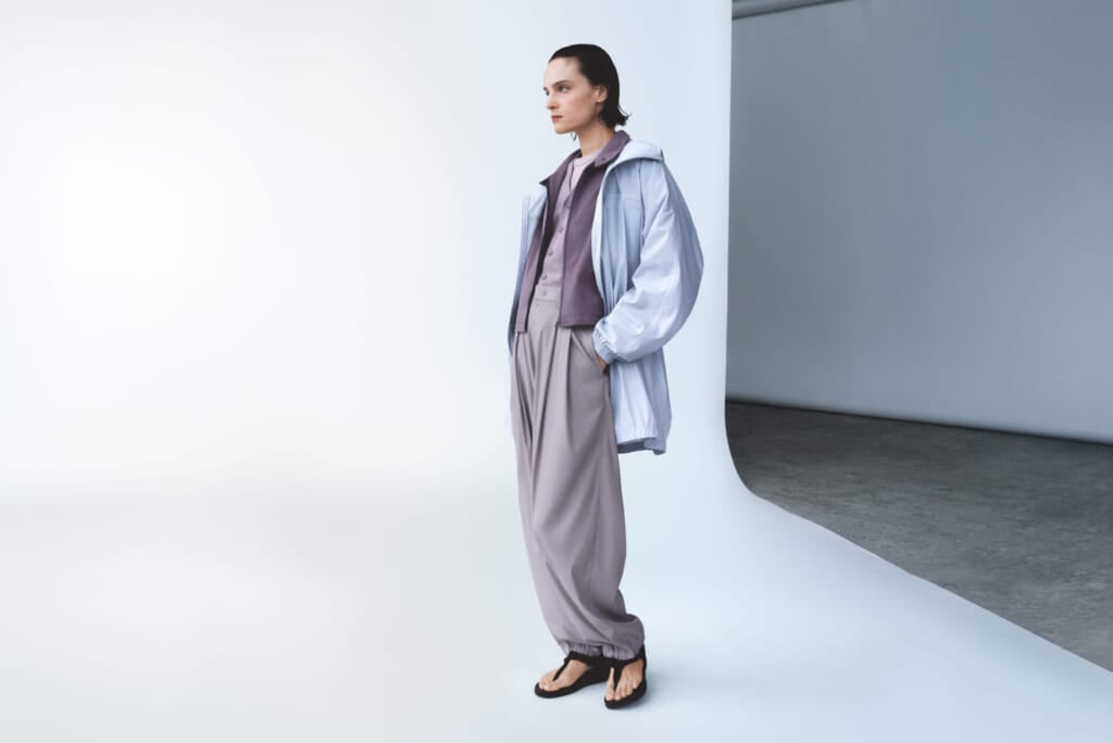 ユニクロユーのイージーギャザーパンツをはいたビジュアル