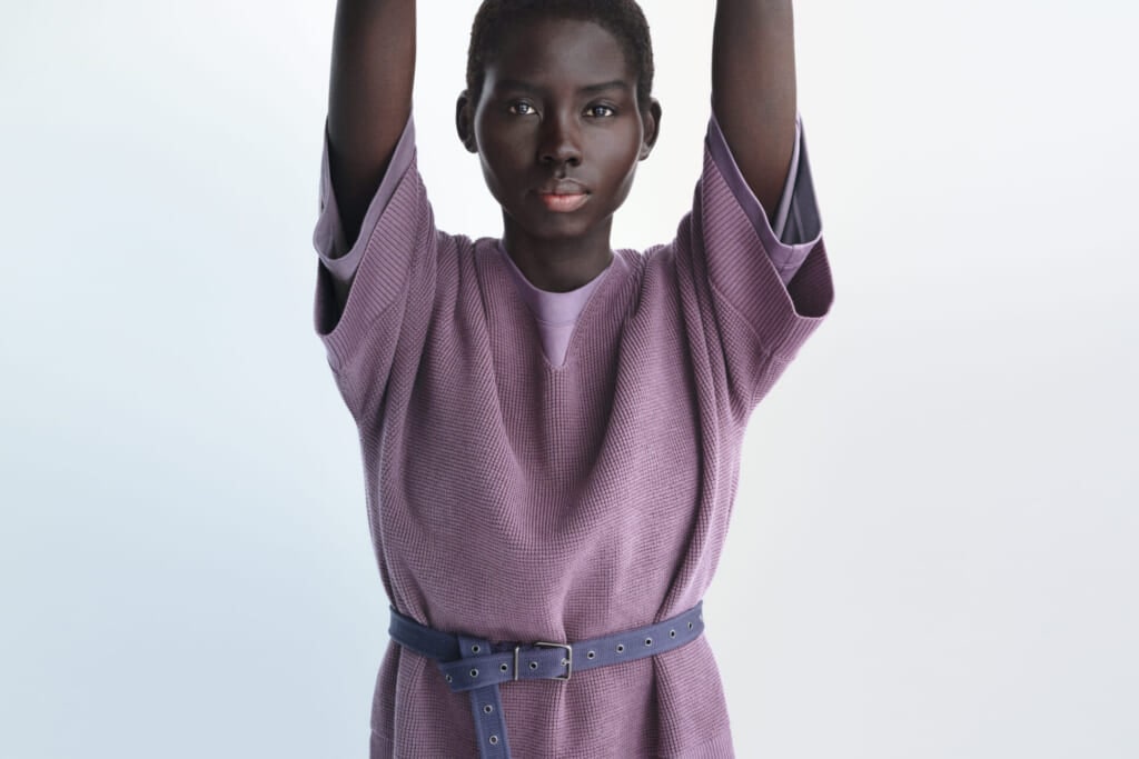 ユニクロユーのテープベルトを着用したビジュアル