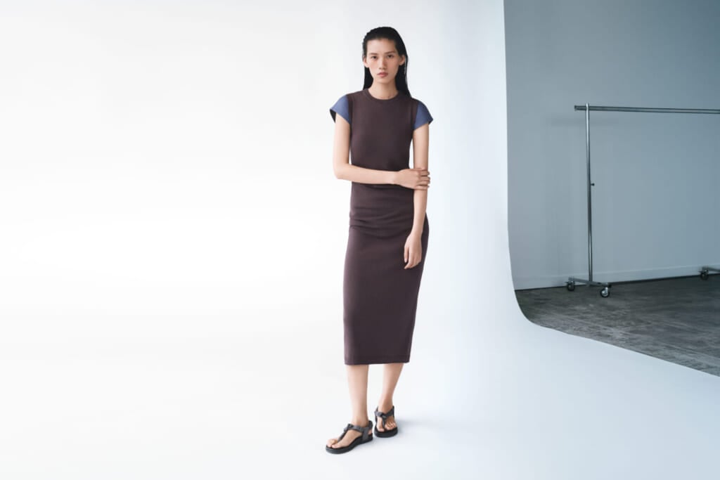 ユニクロユーの3Dコットンニットワンピースノースリーブを着たビジュアル