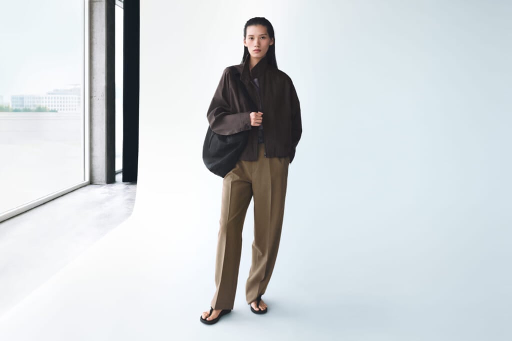 ユニクロユーのハイライズストレートパンツをはいたビジュアル