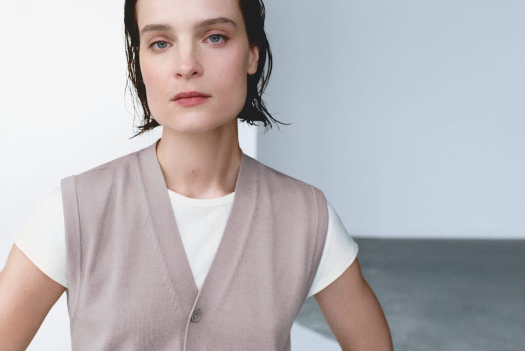 ユニクロユーのウォッシャブルボタンダウンニットベストを着たビジュアル