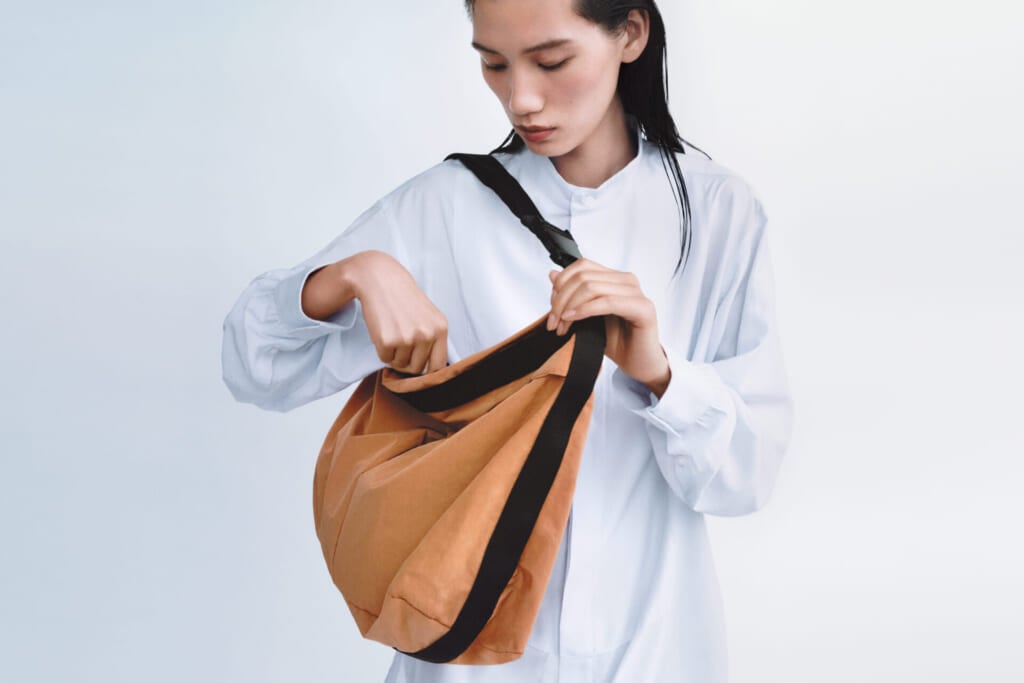 ユニクロユーのパッカブルショルダーバッグを持ったビジュアル