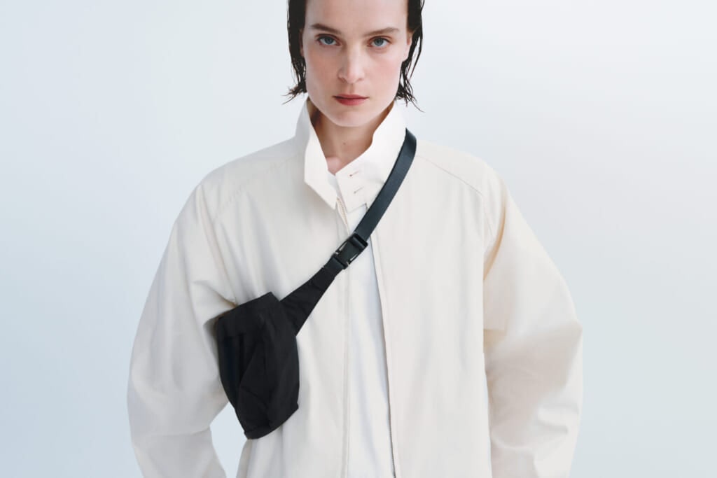 ユニクロユーのパッカブルクロスボディバッグを持ったビジュアル