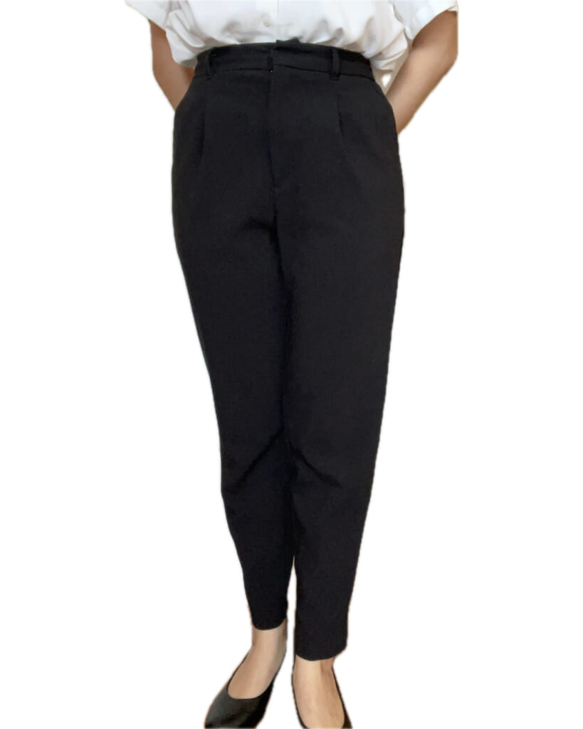 GUの黒スラックス着用。