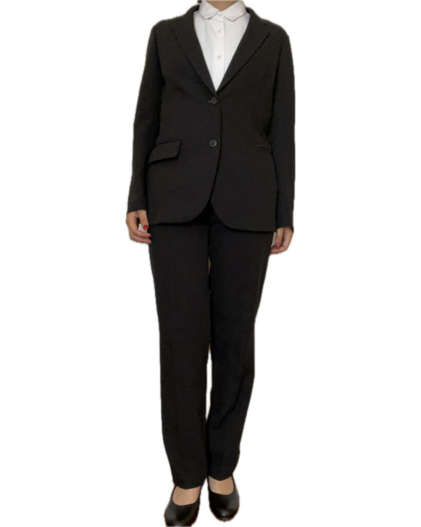 ユニクロの黒スーツ着用。ジャケットとパンツ。