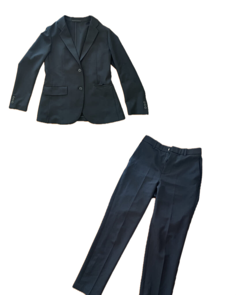 黒のスーツ。ジャケットとスラックス。