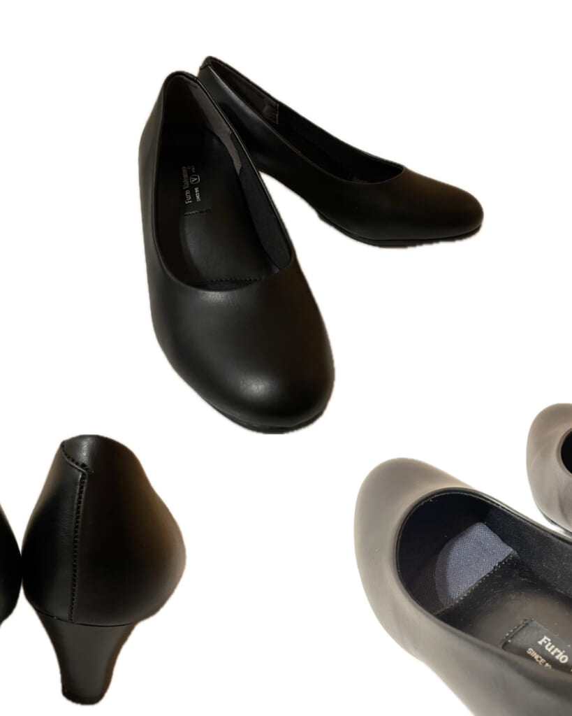 黒のパンプス。中敷きにはクッション。