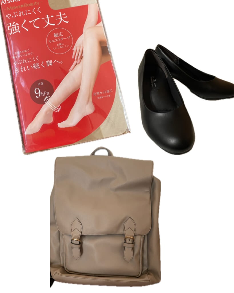 ストッキング、黒パンプス、合皮のベージュカラーリュック。