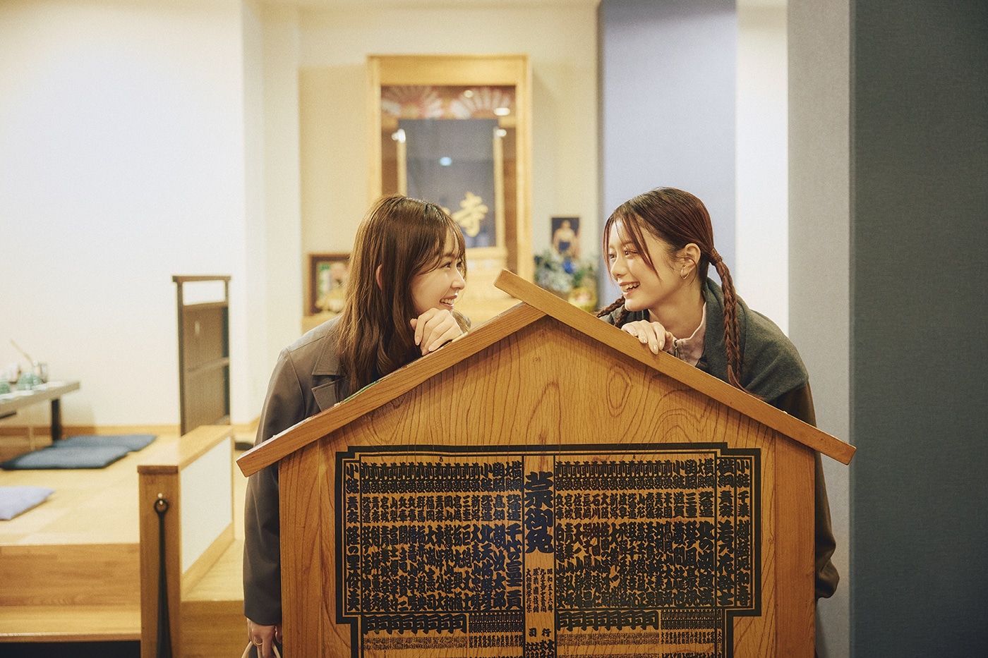 番付表の前で見つめ合う久間田琳加と紺野彩夏