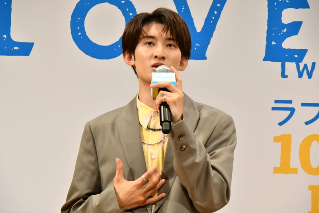 映画『(LOVE SONG)』のジャパンプレミアに登壇した向井康二さんのソロショット