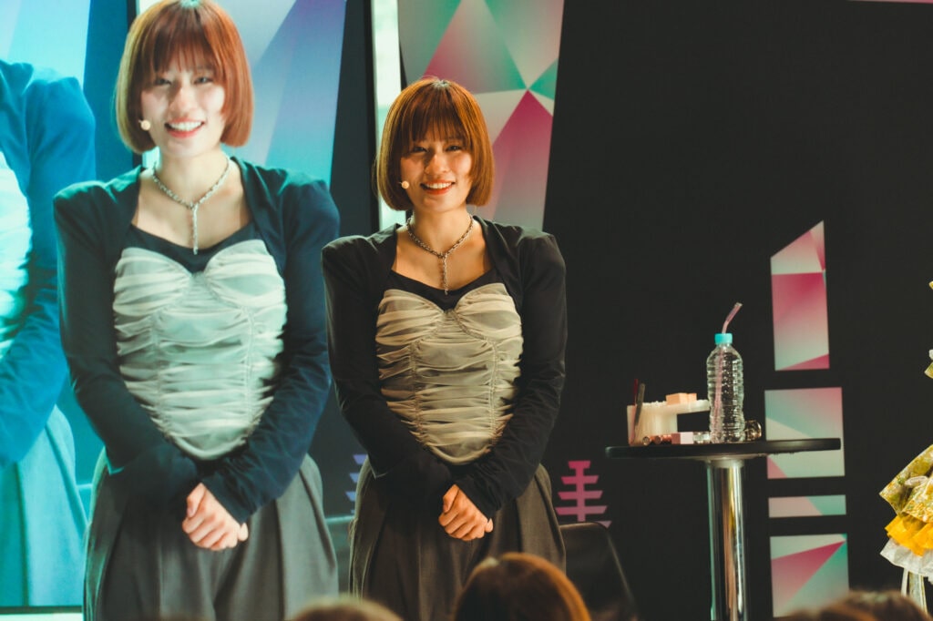 メイベリンステージに登壇した、ヘアメイクアップアーティスト福岡玲衣さん