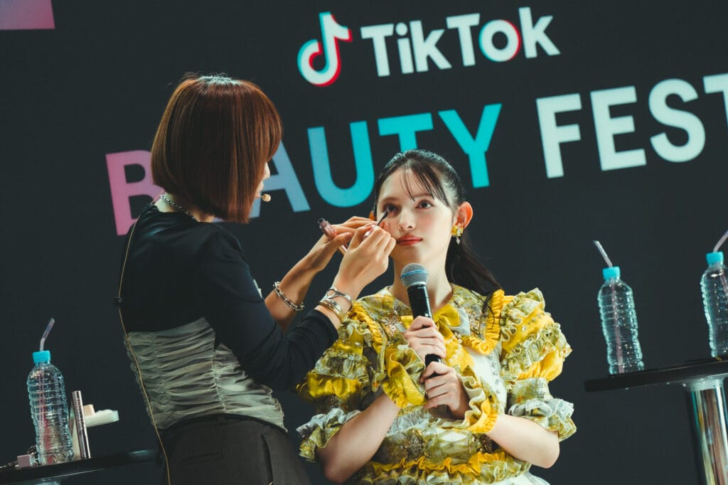 スカイハイマスカラを塗ってもらっている超ときめき♡宣伝部の菅田愛貴さん