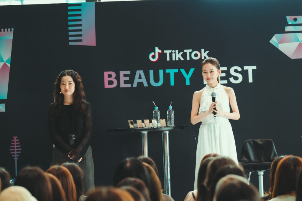 マキアージュステージに登壇した、水越みさとさん、阿保麻都香さん