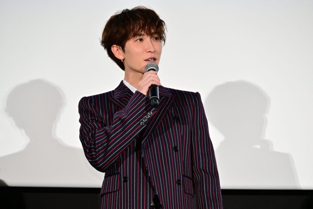 映画『事故物件ゾク 恐い間取り』の舞台挨拶で質問に答えるSnow Man渡辺翔太さん