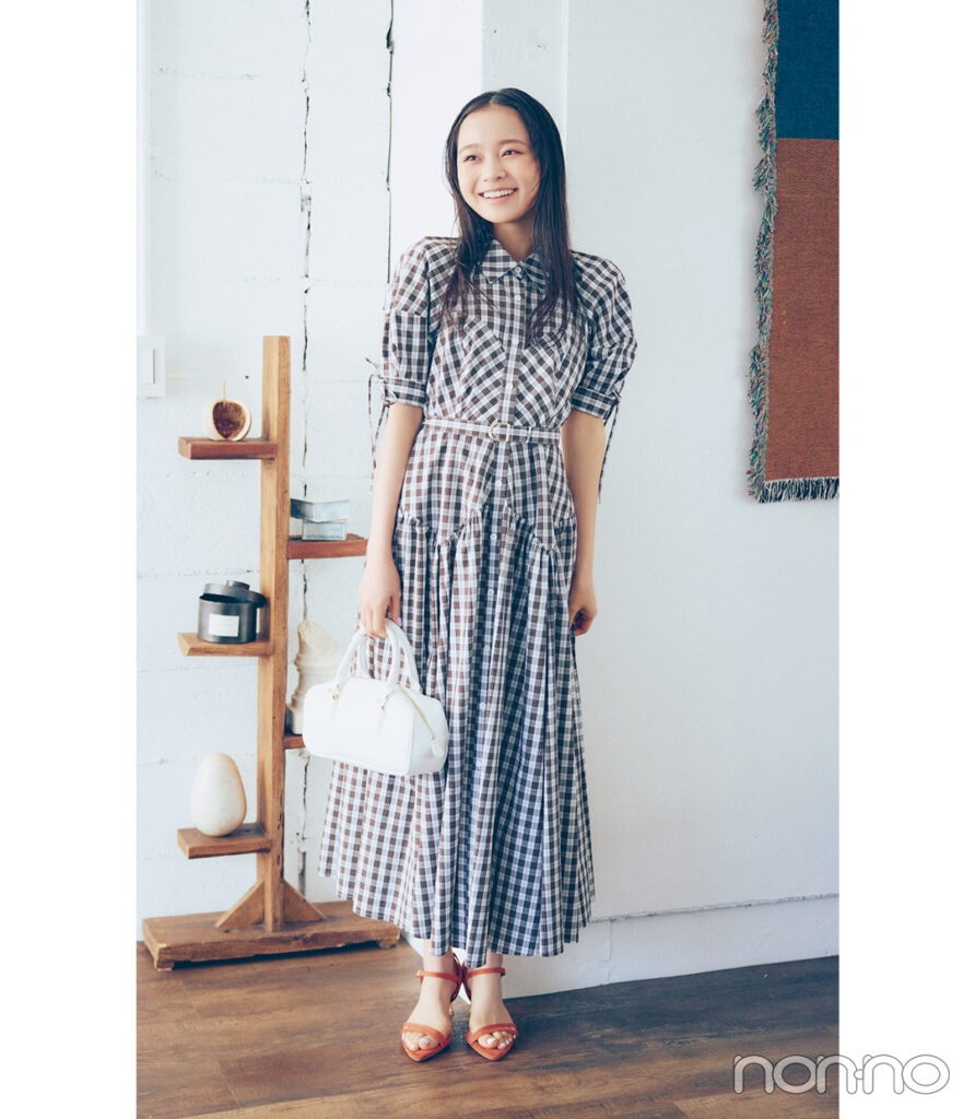 林芽亜里のパフ袖シャツワンピコーデ