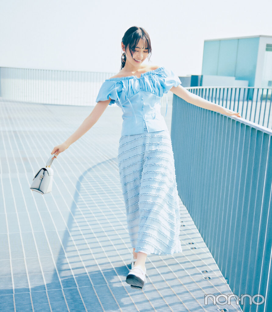 ブルーのオフショルブラウス×スカートの美術館コーデ