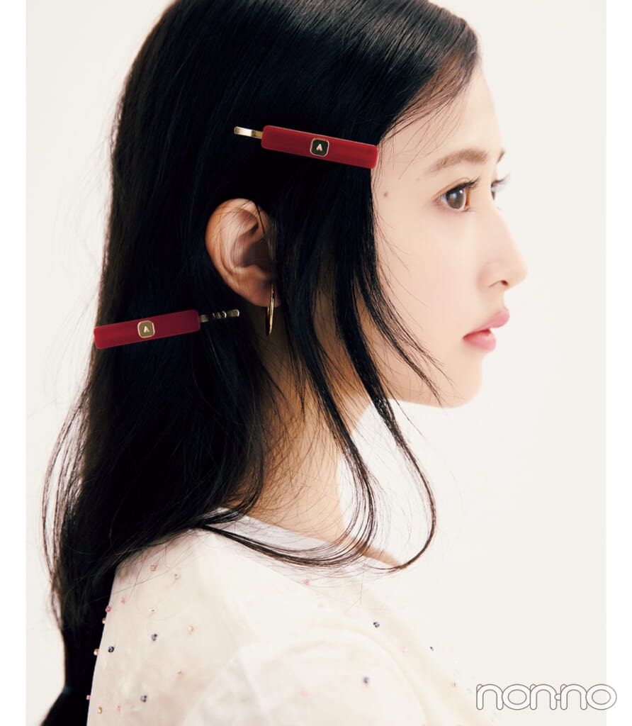 紅いヘアアクセをつけた井上和