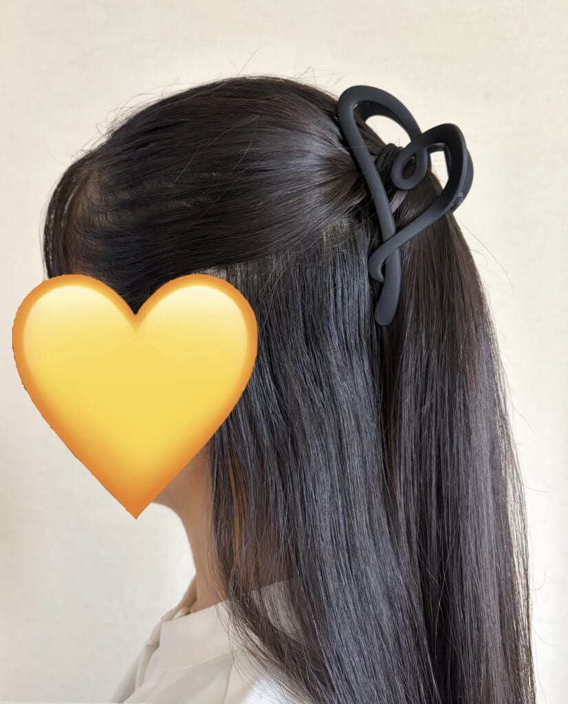 ハートのクリップでハーフアップにまとめた写真