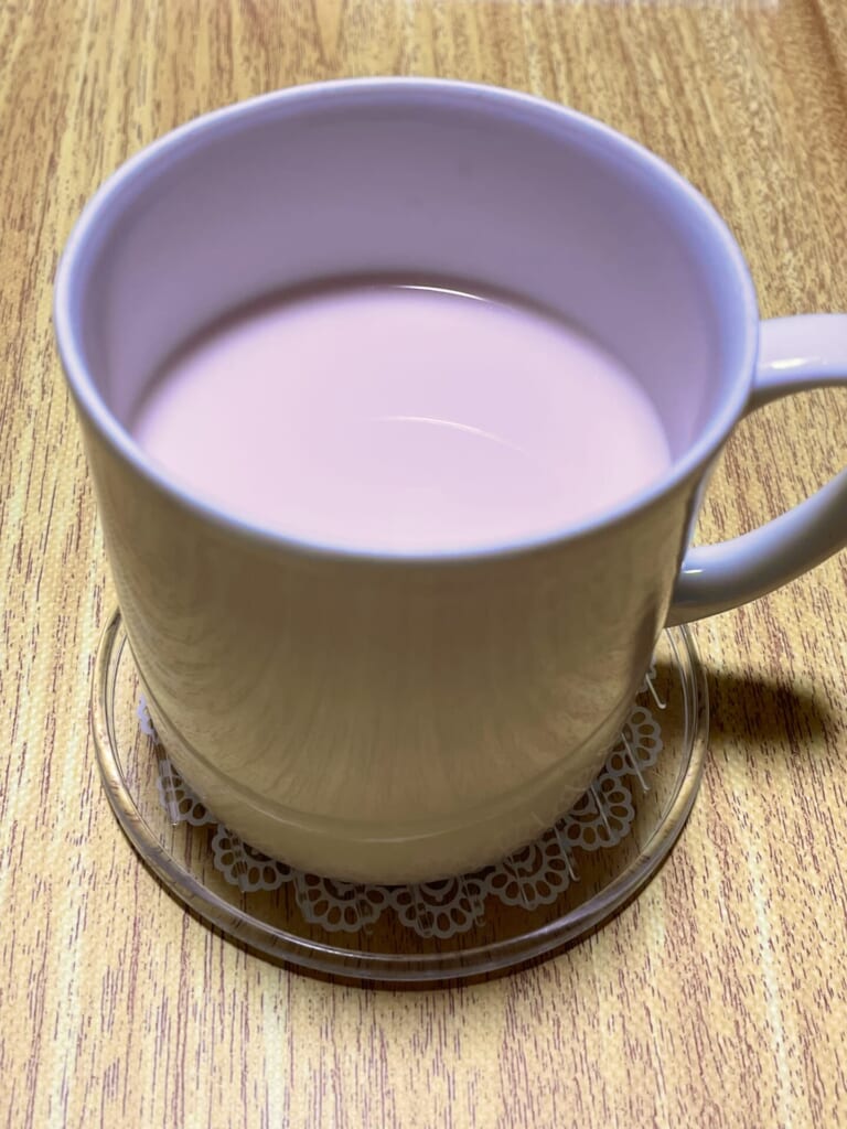 さくらラテがマグカップに入っている。