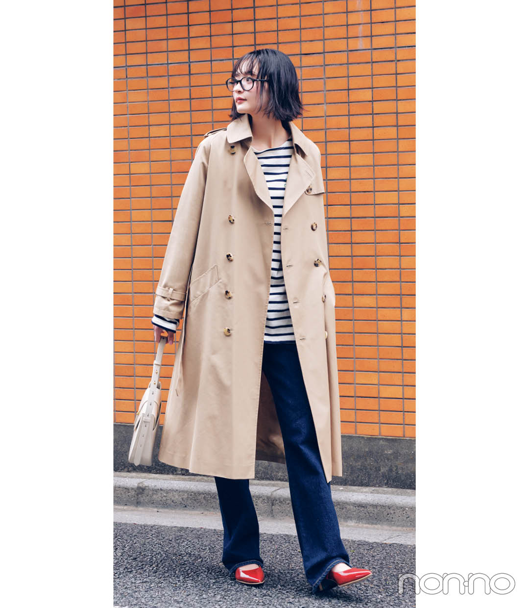 最高気温20度の日のアウター　ベージュのトレンチコートを着ている女性