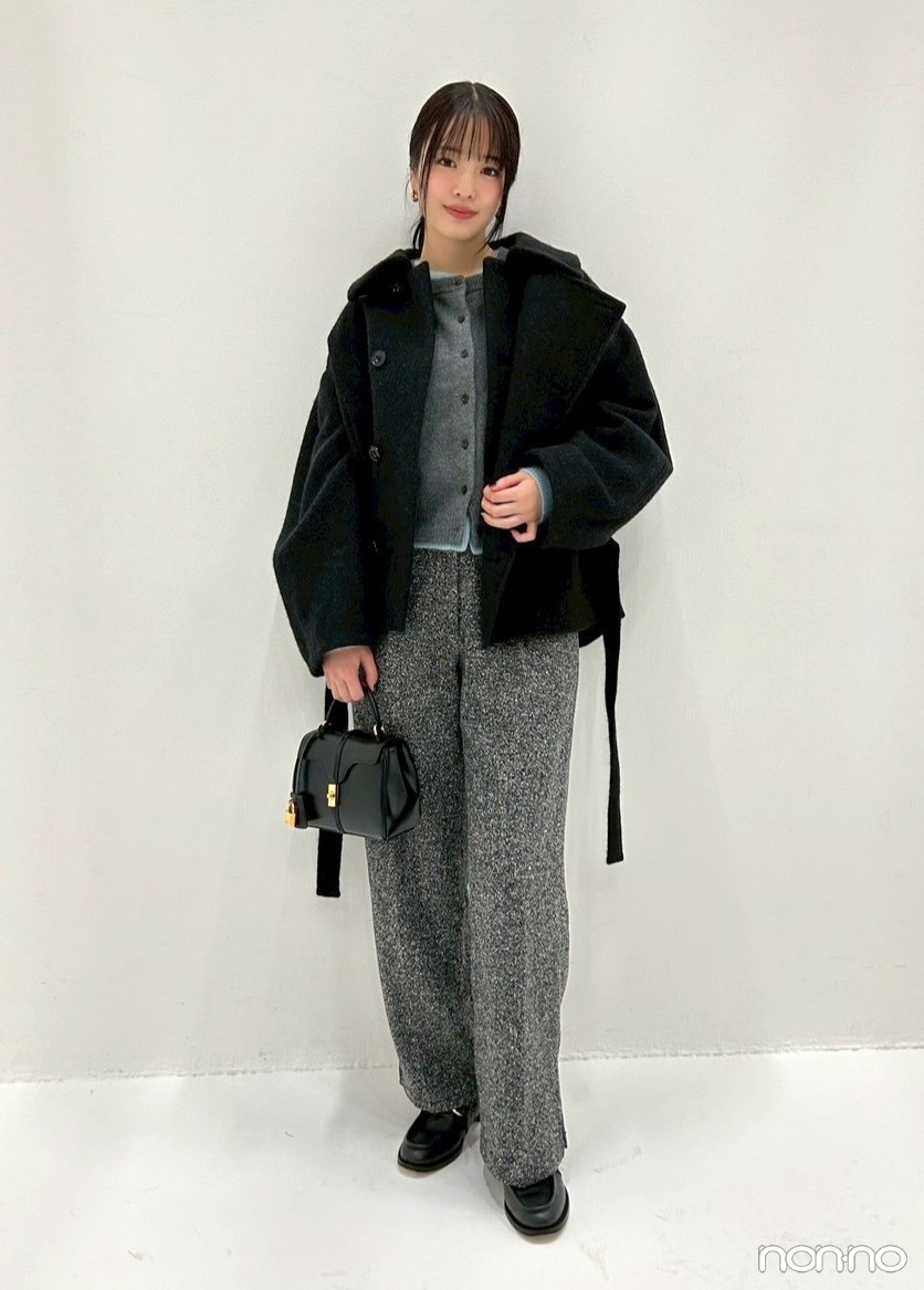 黒いアウターにグレーのパンツ、インにカーディガンを重ねて合わせた横田真悠の私服