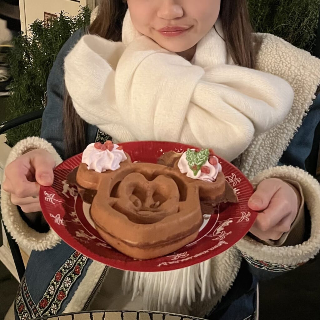 ディズニー・クリスマス ミッキーワッフル、ストロベリーホイップとメイプルソース