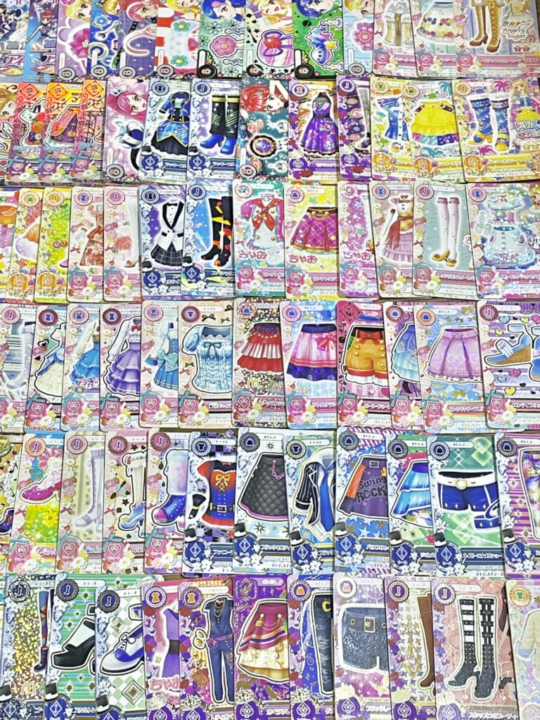 アイカツカードがたくさん並べてある写真