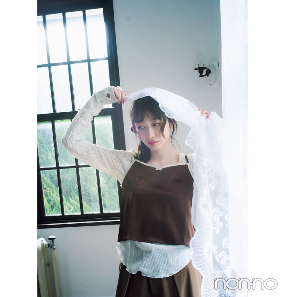 岡本夏美のランジェリー風リボン&レースキャミコーデ