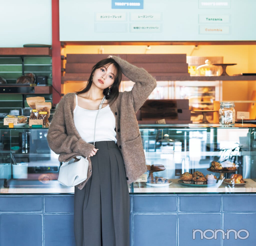 加藤栞のベイカリーカフェに行く時のパンツスタイル