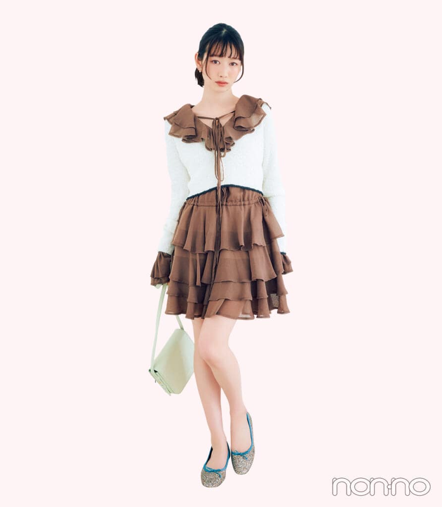 春靴のキラキラバレエシューズをはいた岡本夏美のスタイルアップコーデ