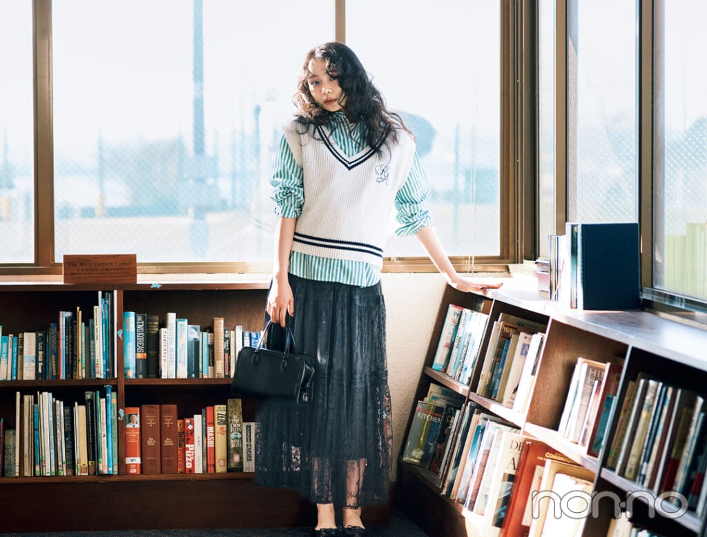 林芽亜里のストライプシャツ＆ベスト×レースコーデ