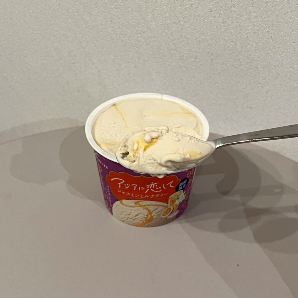 華やかなジャスミンアイスとパッションフルーツソース