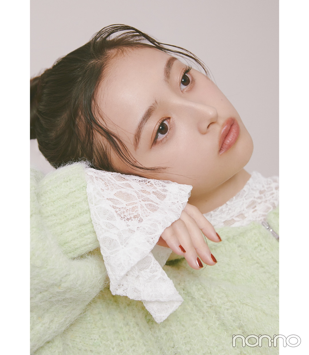 ミントグリーンのジップカーデを着て上を見る井上和の寄り