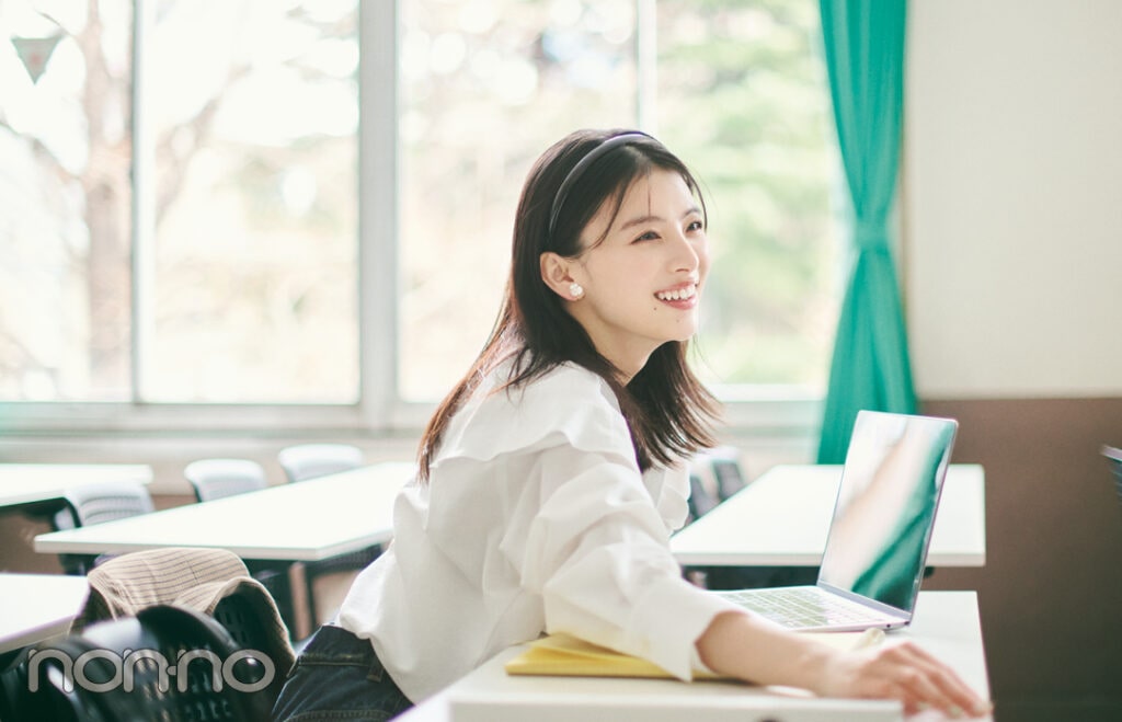 白ブラウスを着た出口夏希の春の大学生コーデ2