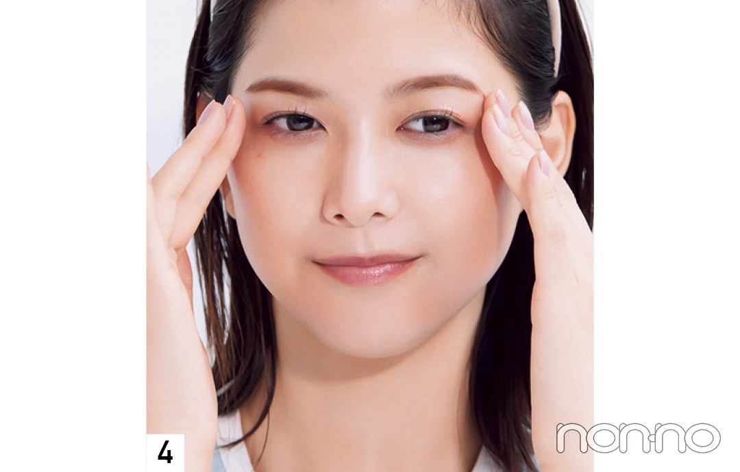 化粧水のつけ方：化粧水をこめかみに塗る女性