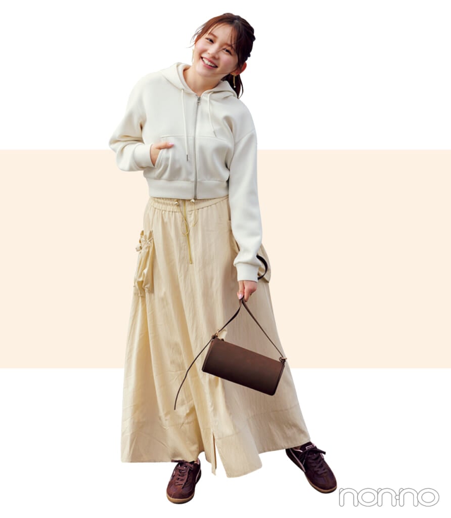 淡色ロングスカートをはいた久間田琳加